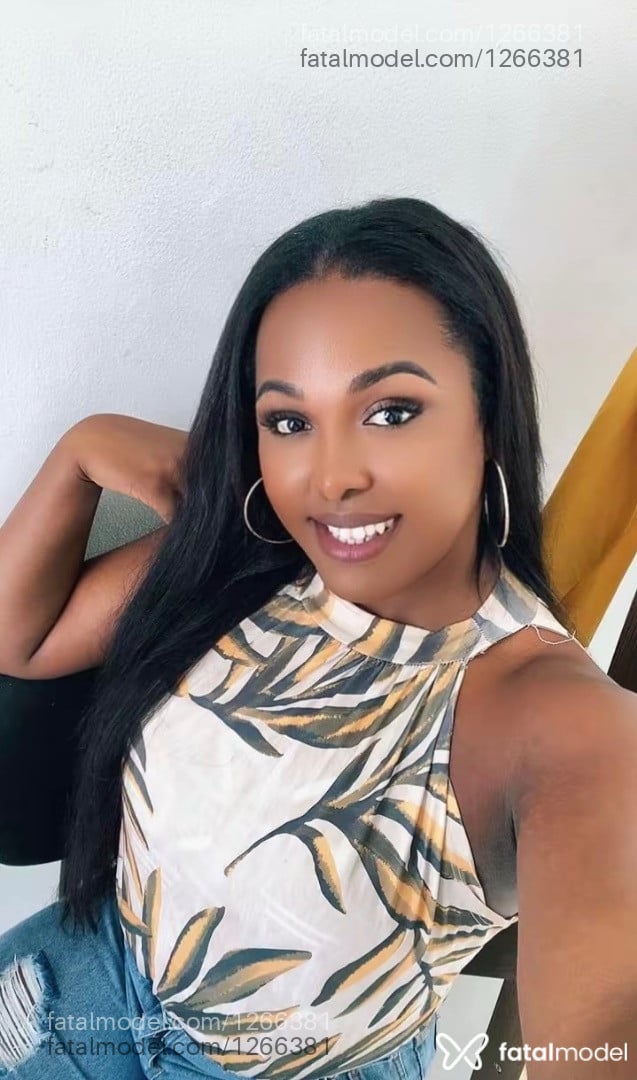 Acompanhante mulher trans com cabelo castanho de olhos pretos em Virtual - Juliana