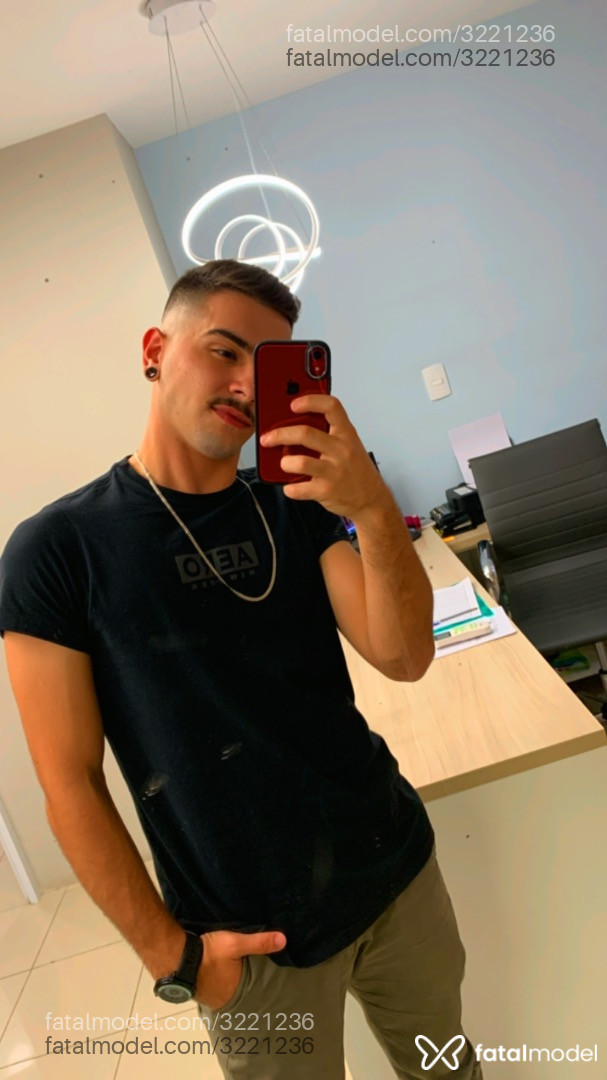 Acompanhante homem com cabelo castanho de olhos castanhos em Rio de Janeiro - DgVinteCentimetros