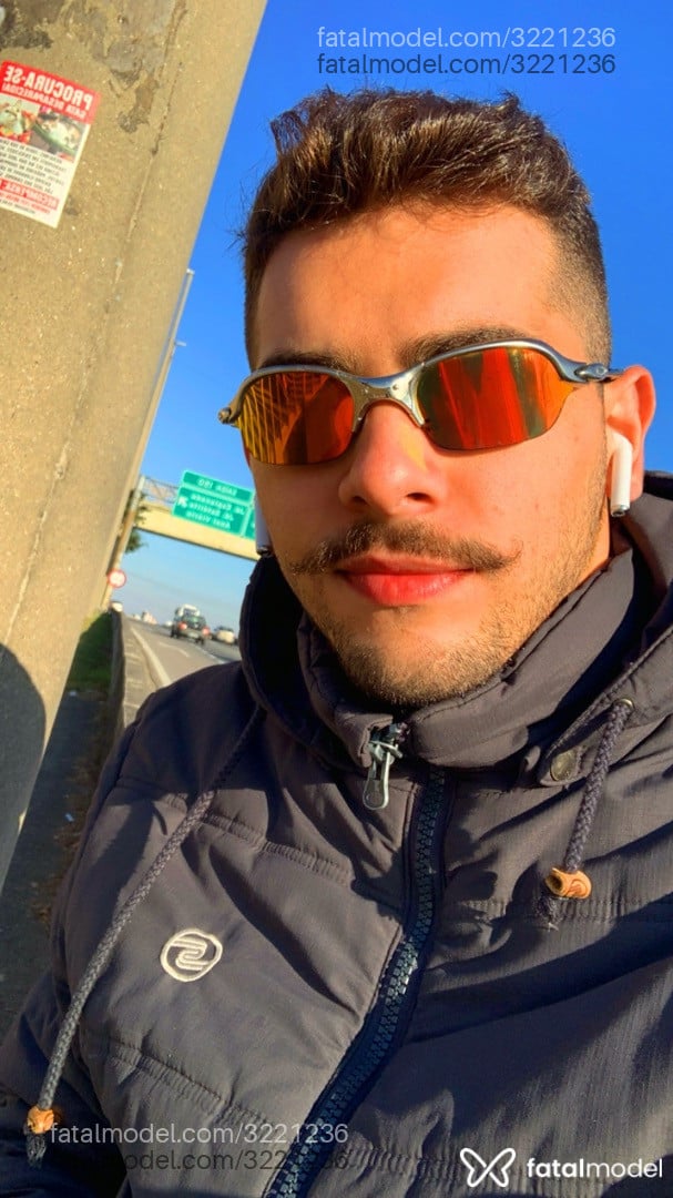 Acompanhante homem com cabelo castanho de olhos castanhos em Rio de Janeiro - DgVinteCentimetros