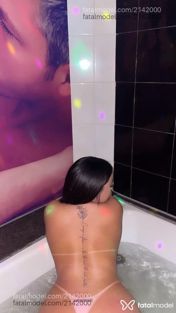 Acompanhante mulher com cabelo castanho de olhos castanhos - Luna Victoria