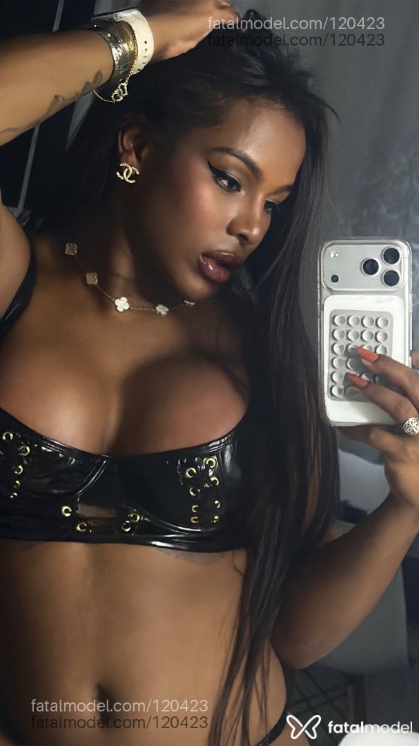 Acompanhante mulher trans morena (o) de olhos castanhos - Jasmine Fox