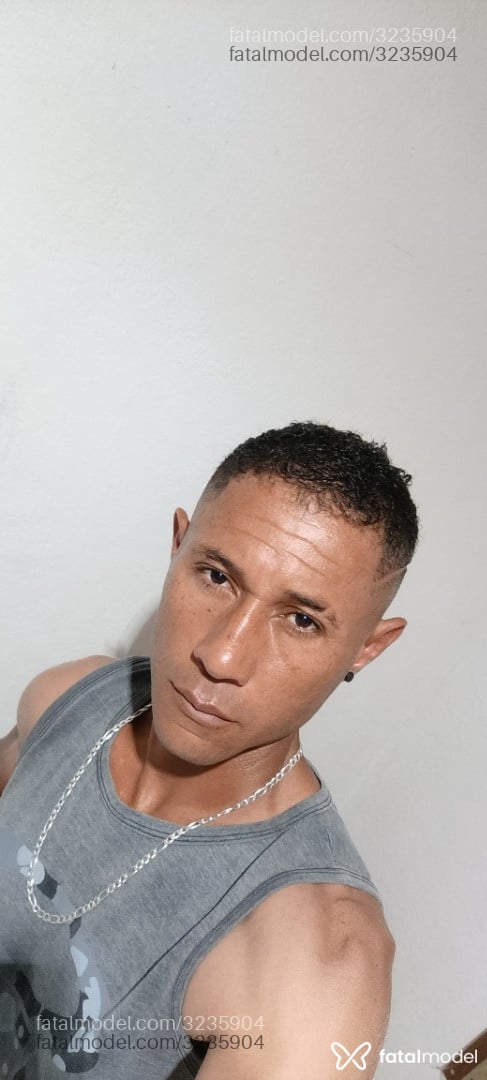 Acompanhante homem com cabelo castanho de olhos castanhos em Barra Mansa Acompanhante homem com cabelo castanho de olhos castanhos em Barra Mansa - Lindin