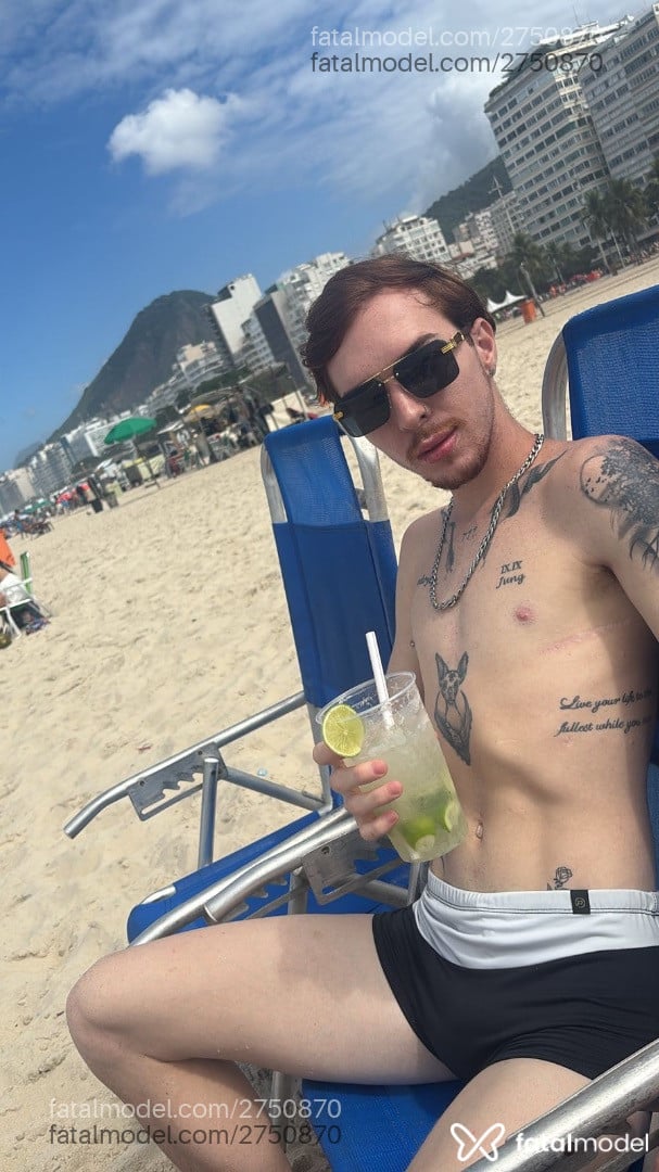 Acompanhante homem ruiva (o) de olhos mel - João