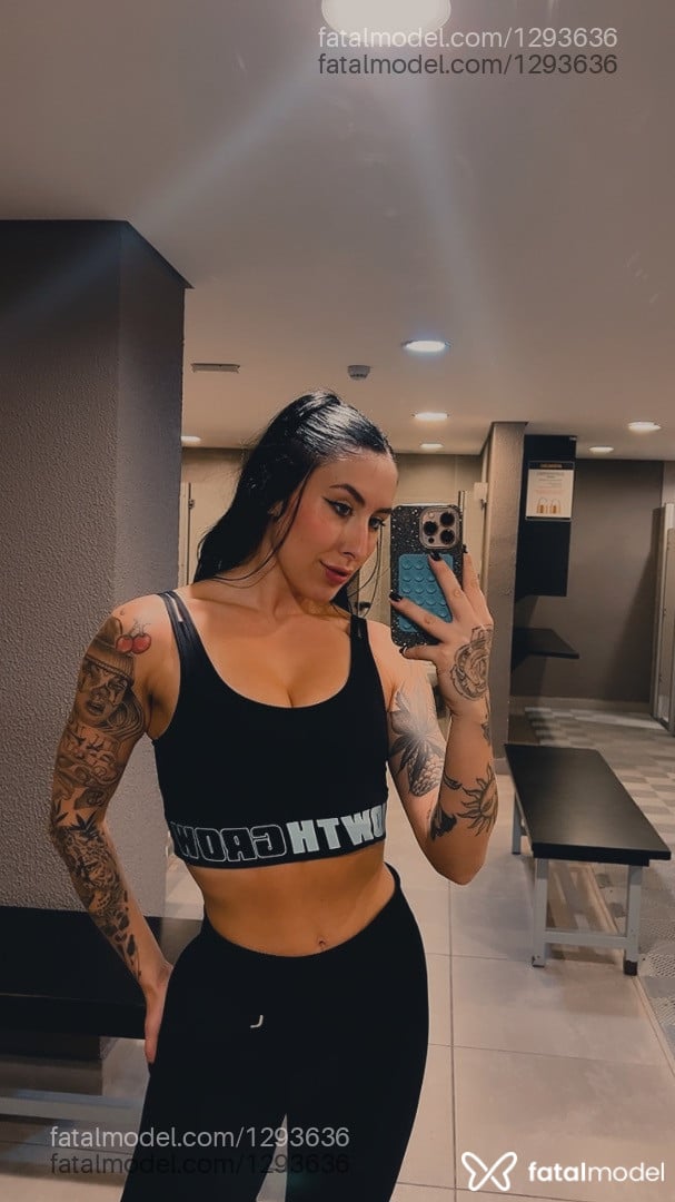 Acompanhante mulher com cabelo castanho de olhos azuis em São Paulo - Karol Reeed