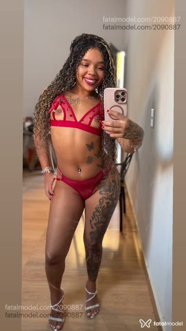 Acompanhante mulher com cabelo castanho de olhos castanhos - Lua