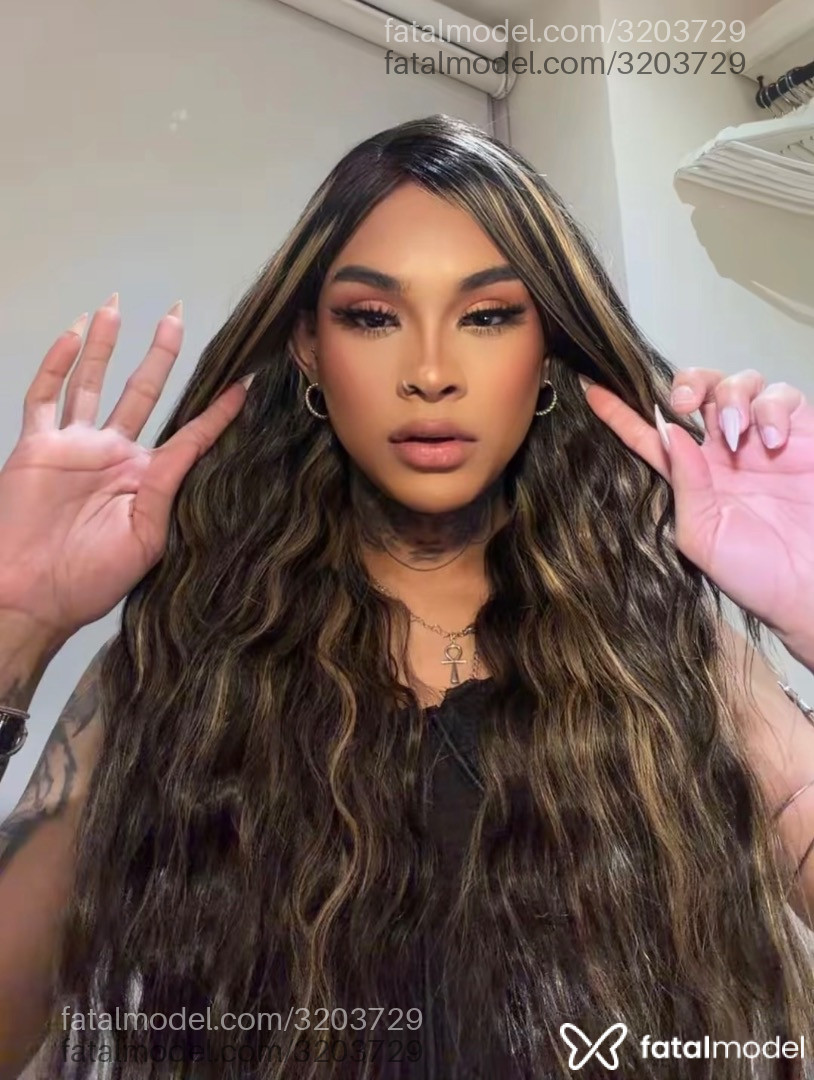 Acompanhante mulher trans com cabelo castanho de olhos pretos em Virtual - Crystal Safra