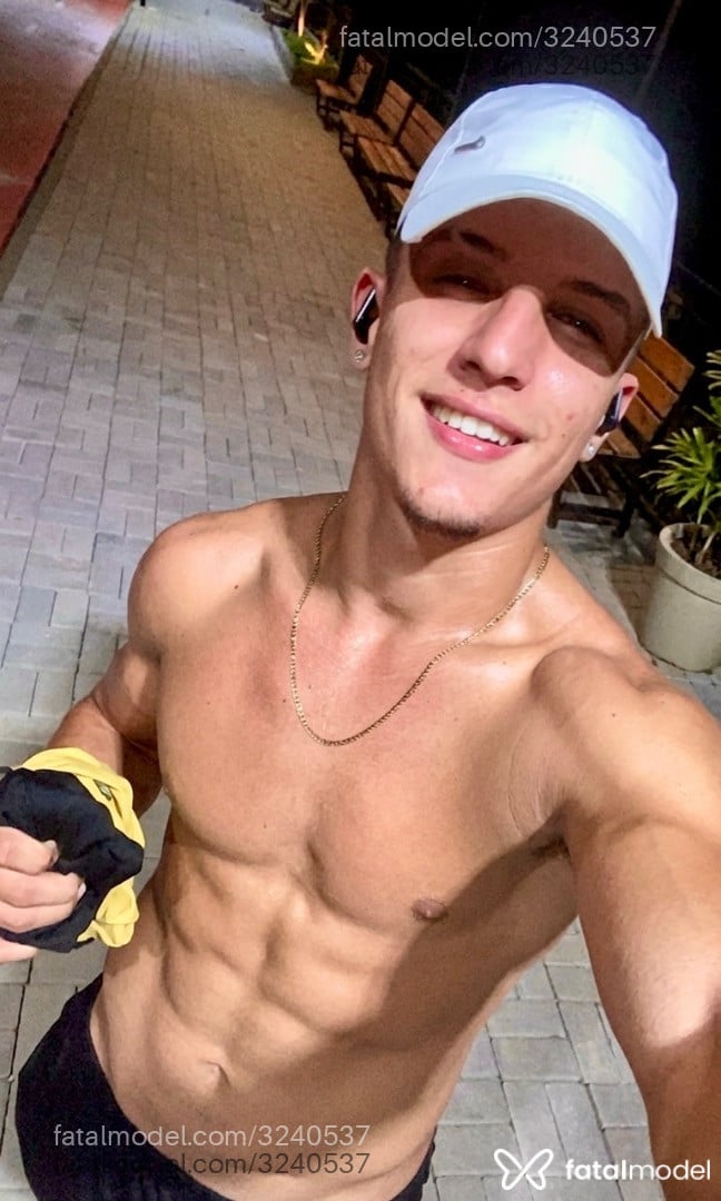 Acompanhante homem com cabelo castanho de olhos verdes em Virtual - Miller