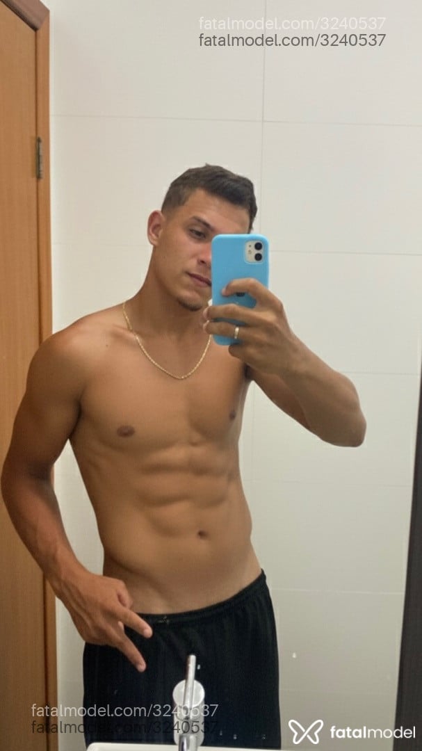 Acompanhante homem com cabelo castanho de olhos verdes em Virtual - Miller