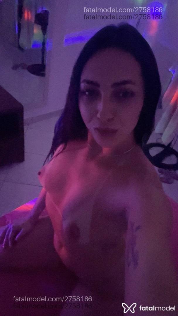 Acompanhante mulher morena (o) de olhos castanhos - Larii
