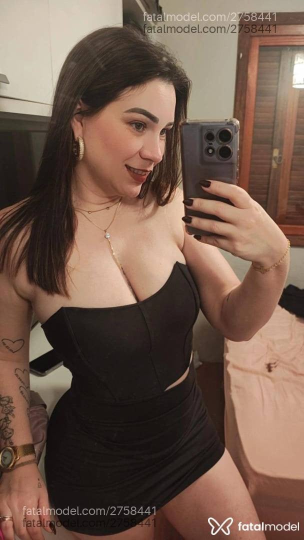 Acompanhante mulher com cabelo castanho de olhos verdes - Fernanda Rossi