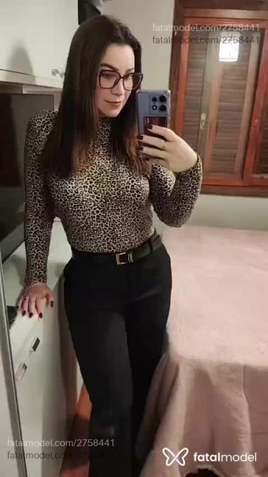 Acompanhante mulher com cabelo castanho de olhos verdes em Porto Alegre - Fernanda Rossi