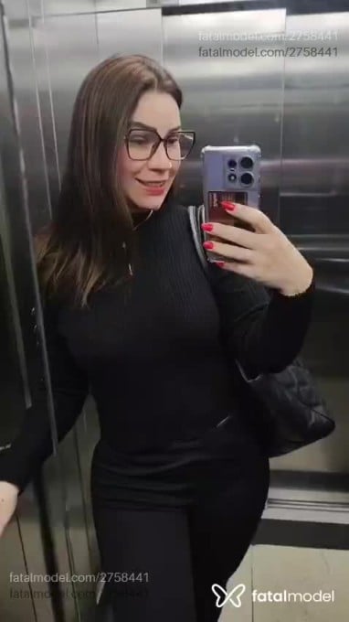 Acompanhante mulher com cabelo castanho de olhos verdes em Porto Alegre - Fernanda Rossi