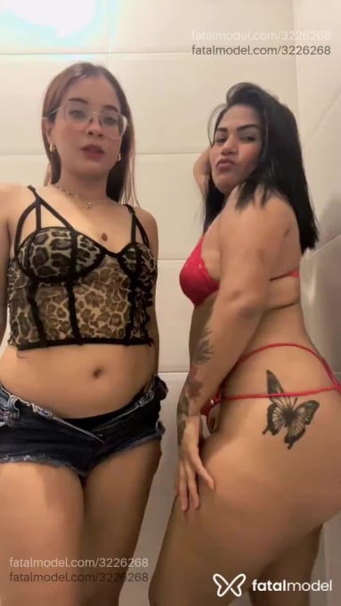 Acompanhante mulher com cabelo colorido de olhos castanhos em Balneário Camboriú - Carla