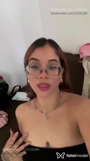 Acompanhante mulher com cabelo colorido de olhos castanhos em Balneário Camboriú - Carla