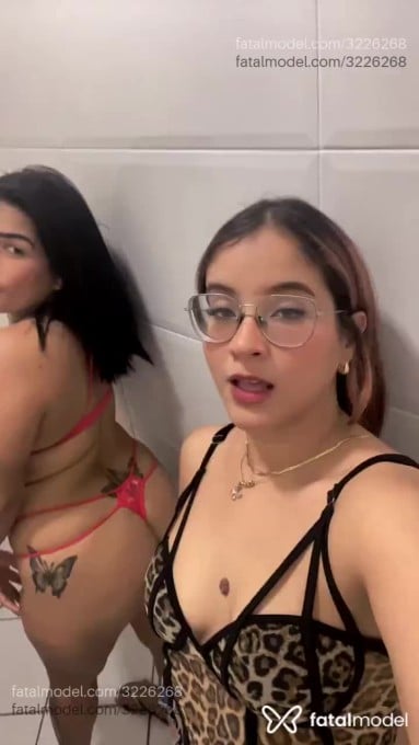 Acompanhante mulher com cabelo colorido de olhos castanhos em Balneário Camboriú - Carla