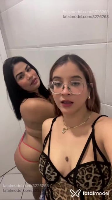 Acompanhante mulher com cabelo colorido de olhos castanhos em Balneário Camboriú - Carla