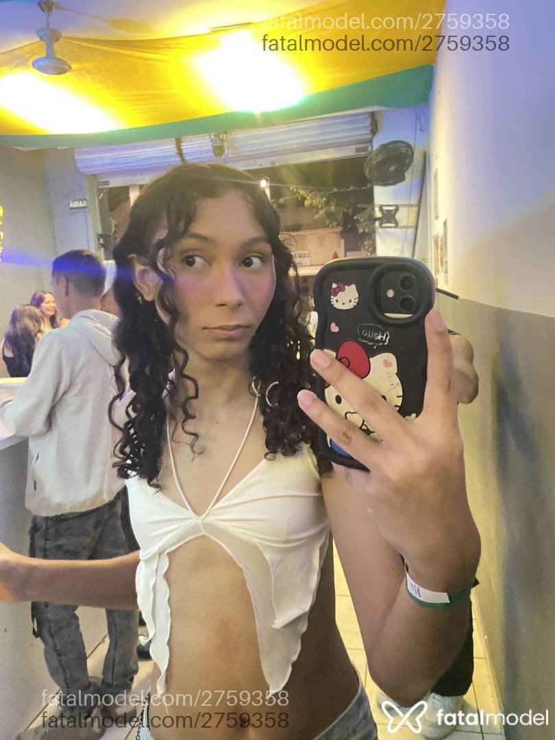 Acompanhante mulher trans com cabelo castanho de olhos pretos - Layla