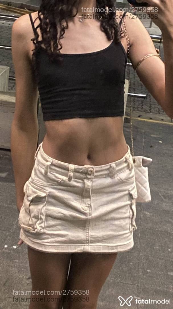 Acompanhante mulher trans com cabelo castanho de olhos pretos - Layla