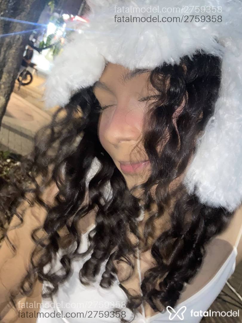 Acompanhante mulher trans com cabelo castanho de olhos pretos - Layla