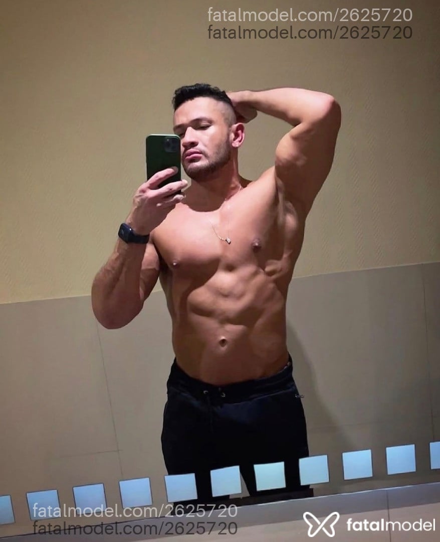 Acompanhante homem com cabelo castanho de olhos pretos em São Paulo - Billy