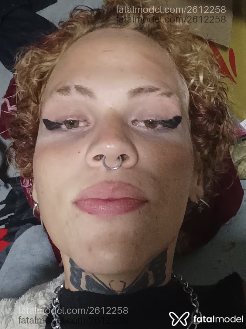 Acompanhante mulher trans com cabelo colorido de olhos castanhos em Maringá - Ruvy Ramonah