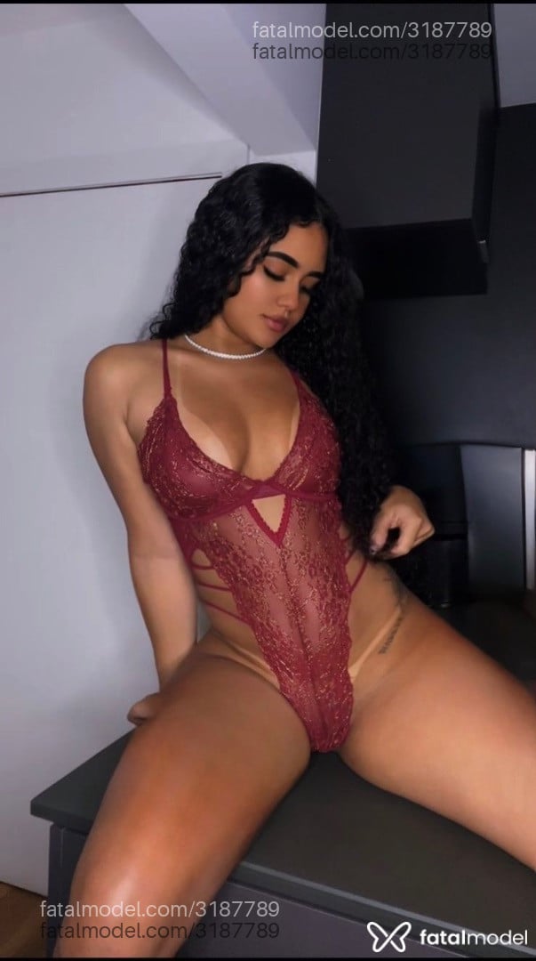 Acompanhante mulher morena (o) de olhos pretos em Curitiba Acompanhante mulher morena (o) de olhos pretos em Curitiba - Angel Belluci