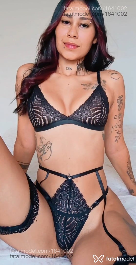 Acompanhante mulher com cabelo colorido de olhos castanhos em Londrina Acompanhante mulher com cabelo colorido de olhos castanhos em Londrina - Júlia Becker