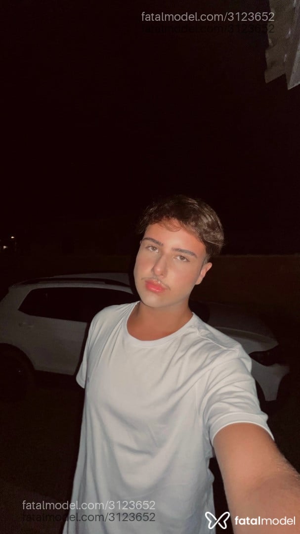 Acompanhante homem com cabelo castanho de olhos castanhos - Braian Acompanhante homem com cabelo castanho de olhos castanhos - Braian