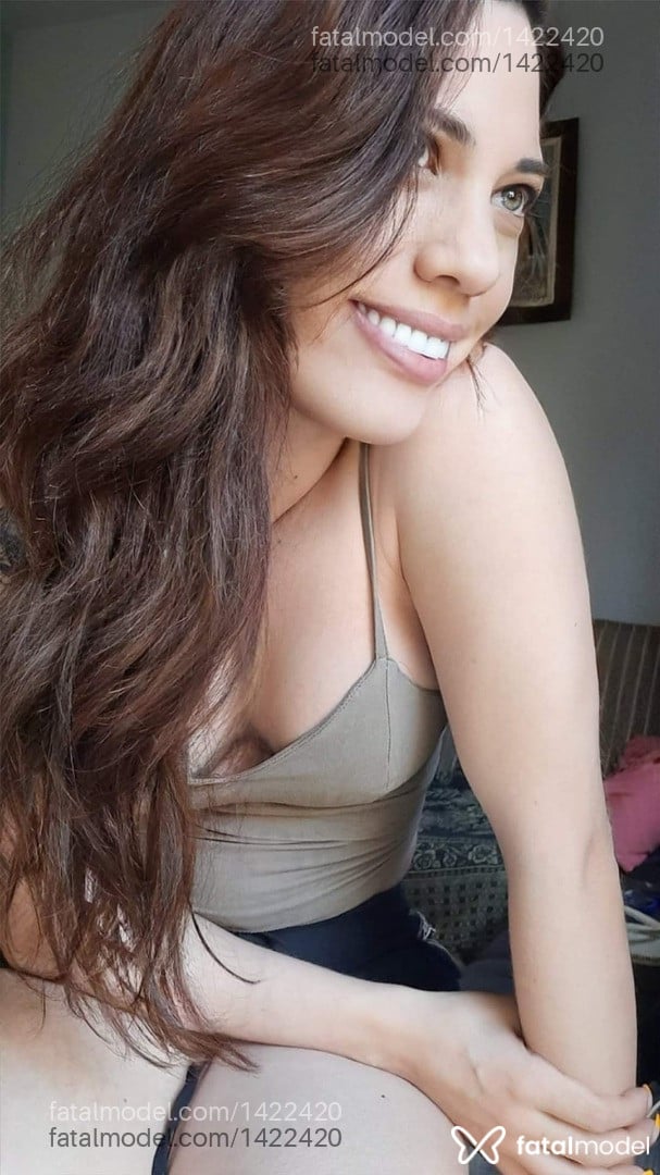 Acompanhante mulher trans com cabelo castanho de olhos verdes em Goiânia - Fernanda Vidal