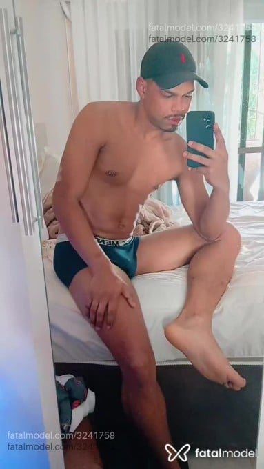 Acompanhante homem morena (o) de olhos pretos - Selton Vieira Acompanhante homem morena (o) de olhos pretos - Selton Vieira