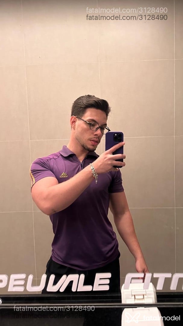 Acompanhante homem com cabelo castanho de olhos castanhos - Luccas Cesarine Acompanhante homem com cabelo castanho de olhos castanhos - Luccas Cesarine