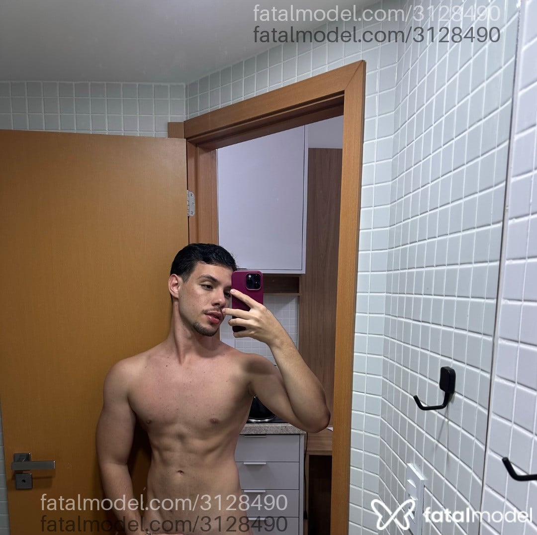 Acompanhante homem com cabelo castanho de olhos castanhos - Luccas Cesarine Acompanhante homem com cabelo castanho de olhos castanhos - Luccas Cesarine