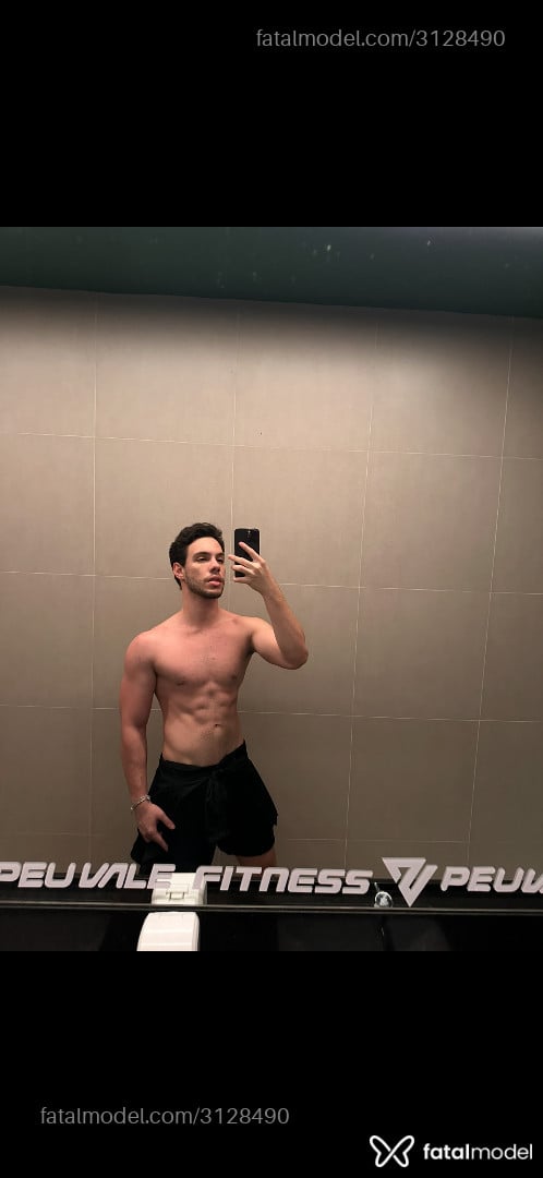 Acompanhante homem com cabelo castanho de olhos castanhos - Luccas Cesarine Acompanhante homem com cabelo castanho de olhos castanhos - Luccas Cesarine