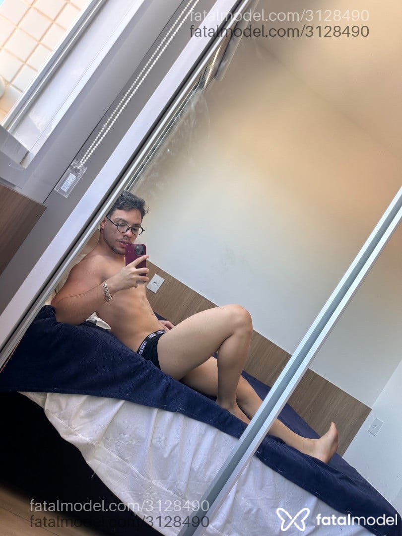 Acompanhante homem com cabelo castanho de olhos castanhos - Luccas Cesarine Acompanhante homem com cabelo castanho de olhos castanhos - Luccas Cesarine
