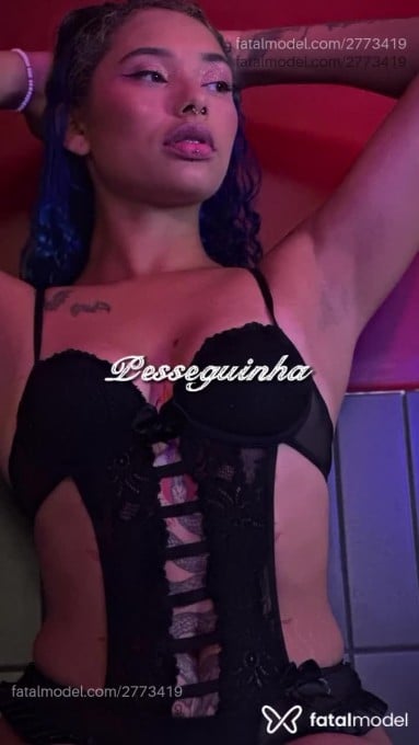 Acompanhante mulher com cabelo colorido de olhos castanhos em Guarapuava - Pesseguinha