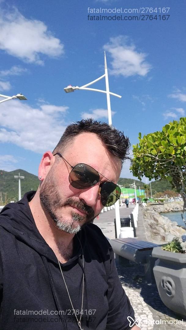 Acompanhante homem com cabelo castanho de olhos azuis em Joinville - Cristiano Roberto