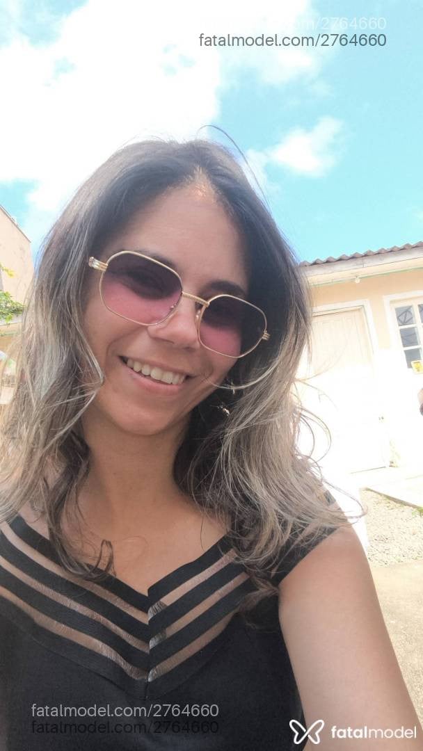 Acompanhante mulher loira (o) de olhos castanhos - Talia