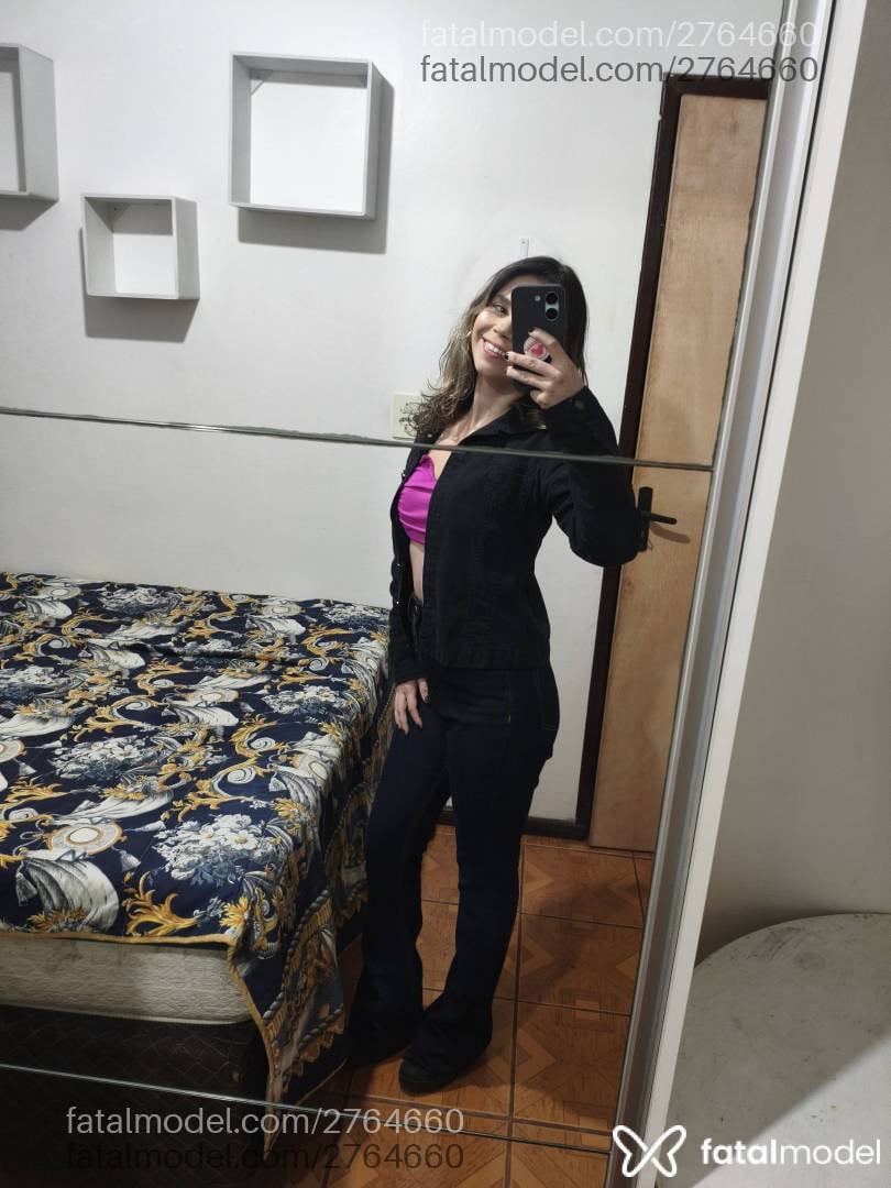Acompanhante mulher loira (o) de olhos castanhos - Talia