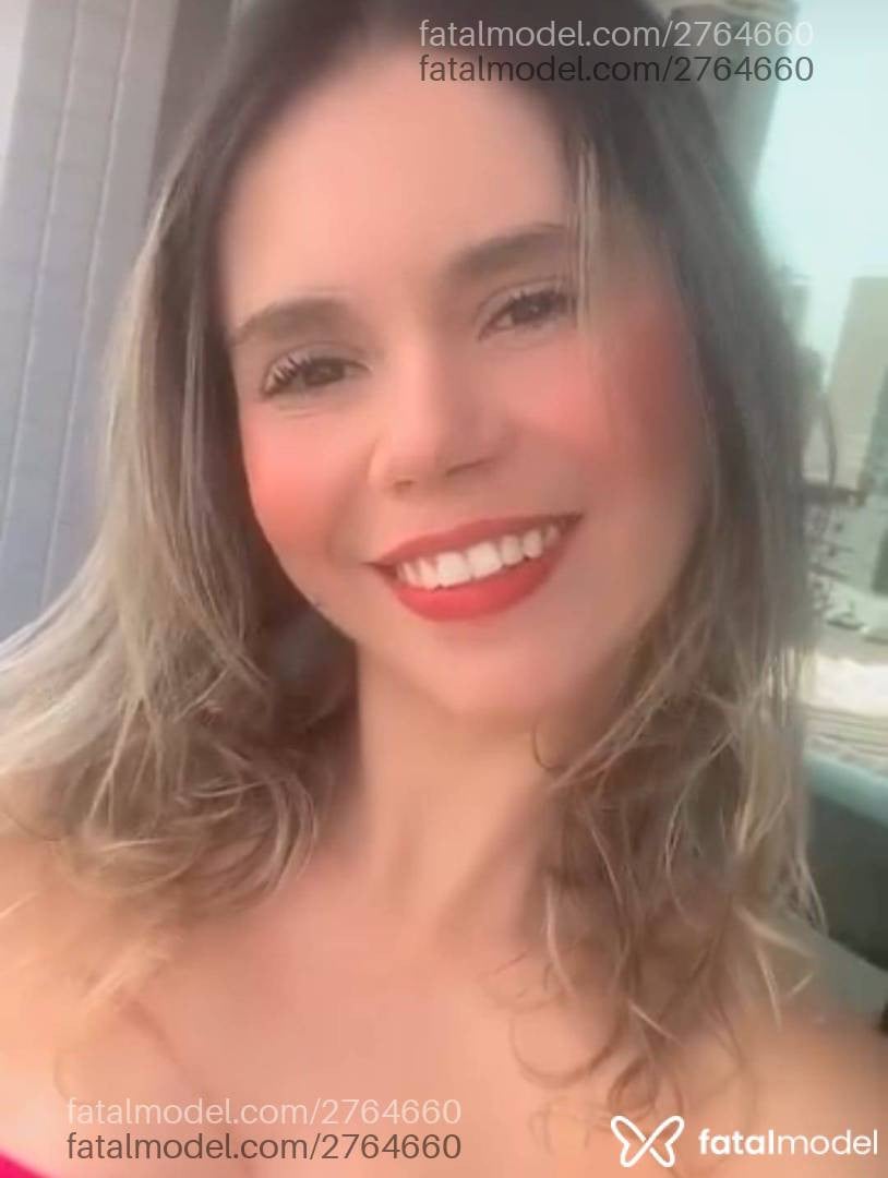 Acompanhante mulher loira (o) de olhos castanhos - Talia
