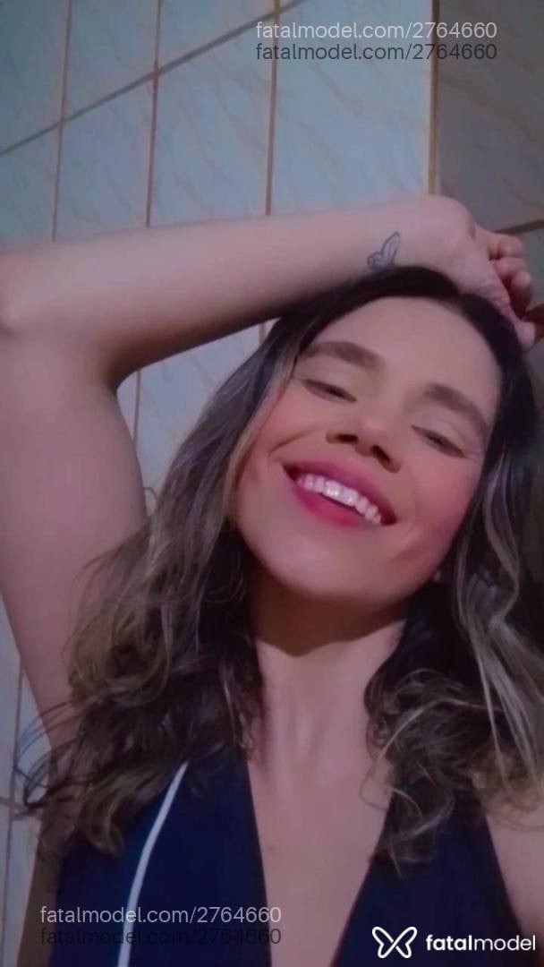 Acompanhante mulher loira (o) de olhos castanhos - Talia
