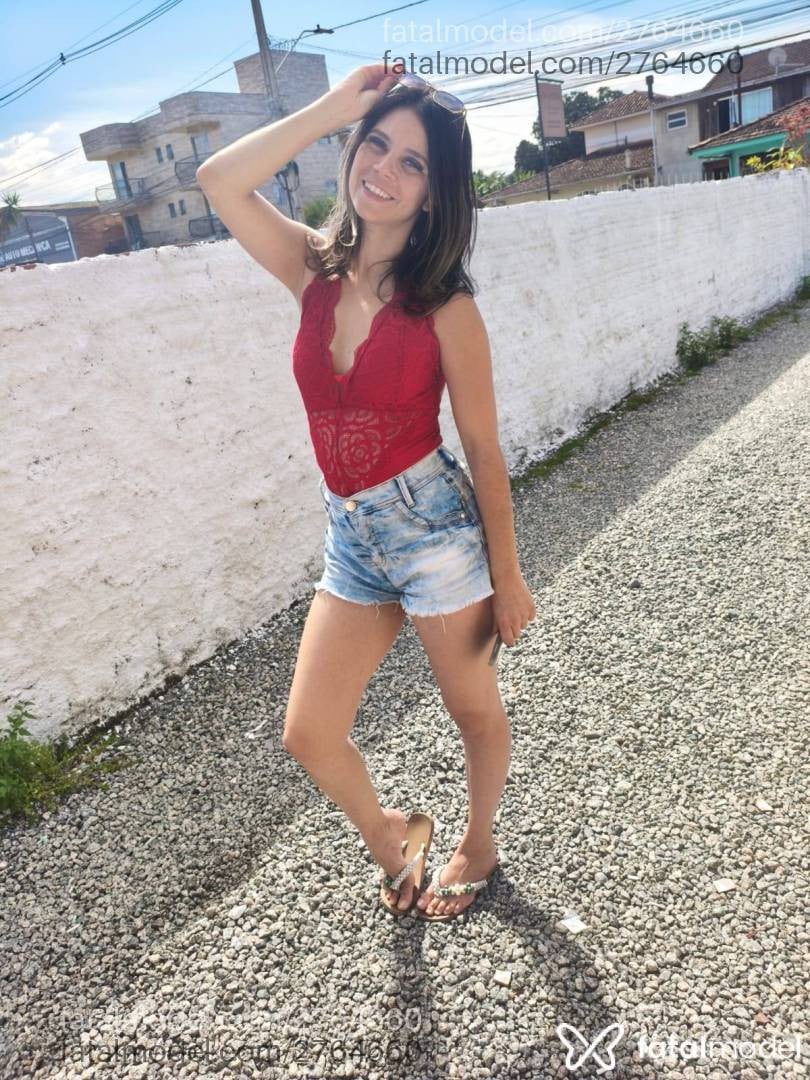 Acompanhante mulher loira (o) de olhos castanhos - Talia