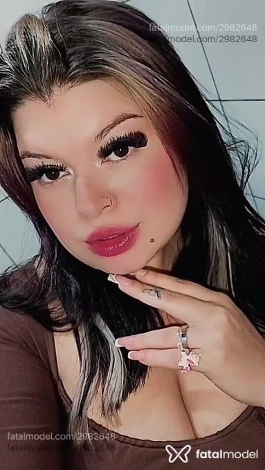Acompanhante mulher com cabelo colorido de olhos castanhos em Chopinzinho Acompanhante mulher com cabelo colorido de olhos castanhos em Chopinzinho - Anitta