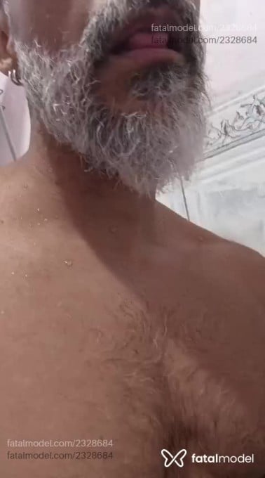Acompanhante homem com cabelo grisalho de olhos castanhos em Virtual - Lord Zion