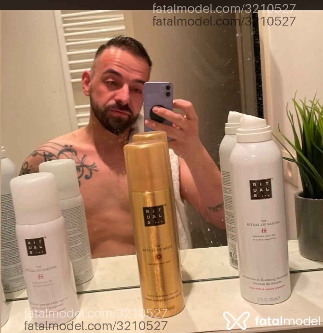 Acompanhante homem com cabelo castanho de olhos verdes - Leinad Acompanhante homem com cabelo castanho de olhos verdes - Leinad
