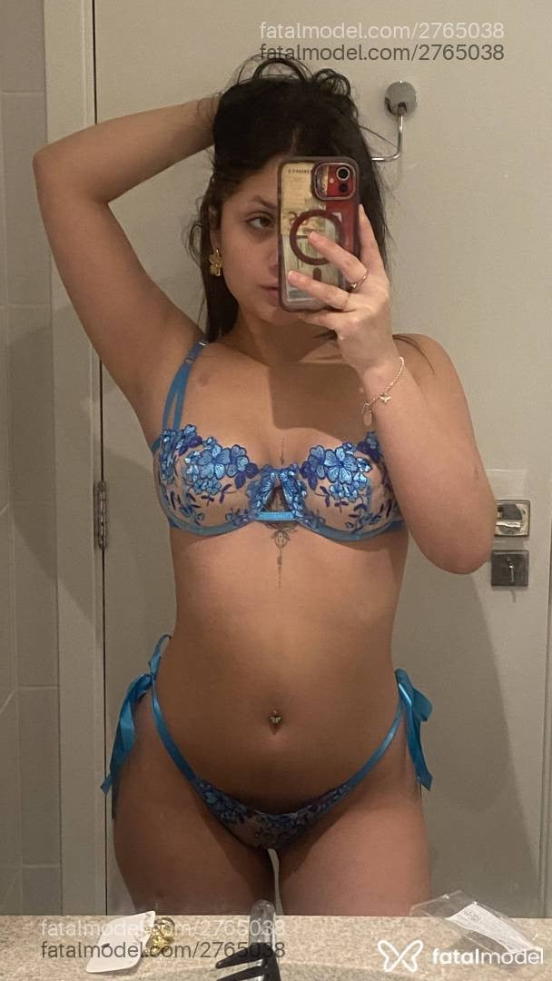Acompanhante mulher morena (o) de olhos mel - Melina Acompanhante mulher morena (o) de olhos mel - Melina