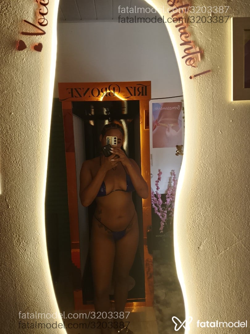 Acompanhante mulher morena (o) de olhos pretos - Morena