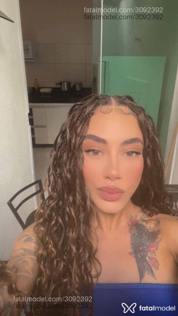 Acompanhante mulher com cabelo castanho de olhos verdes em Nova Serrana - Bárbara