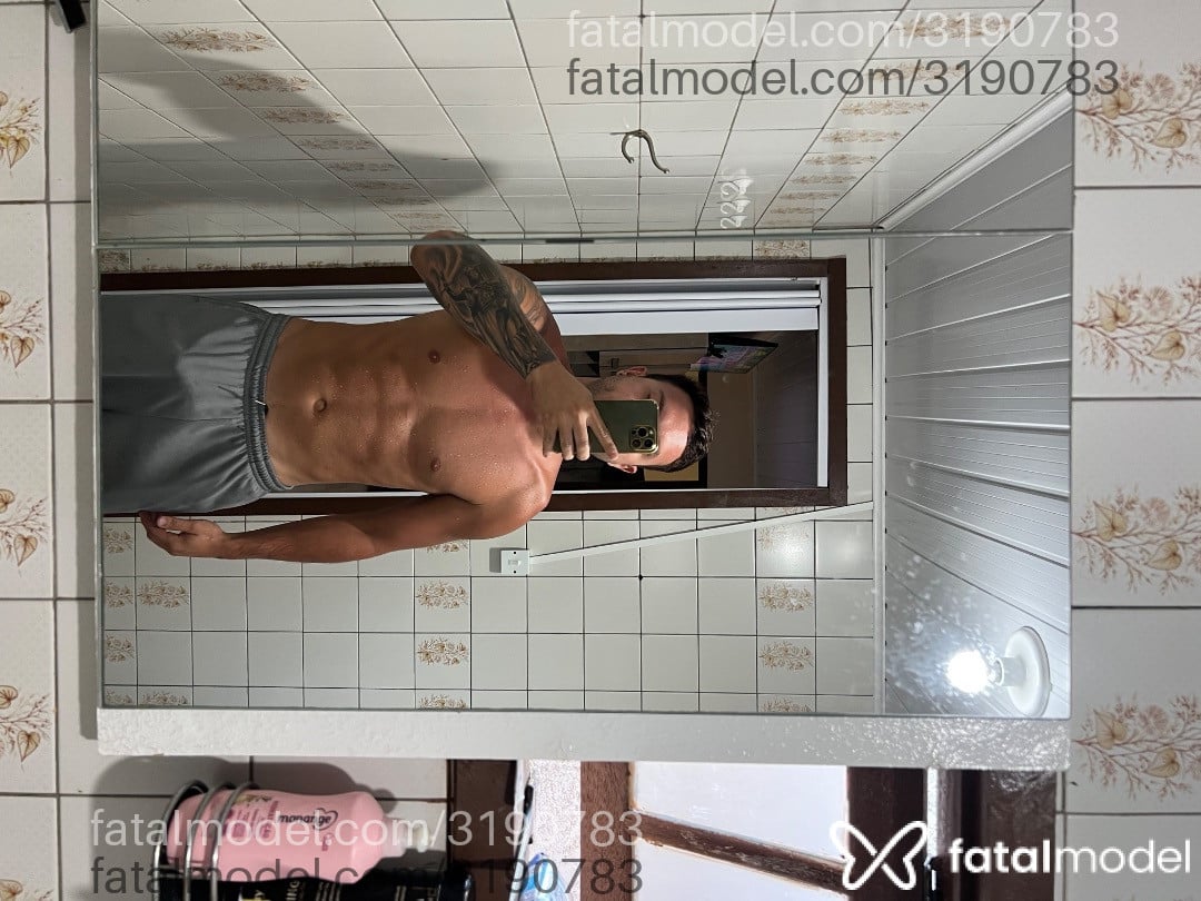 Acompanhante homem com cabelo castanho de olhos castanhos em Virtual - Daniel