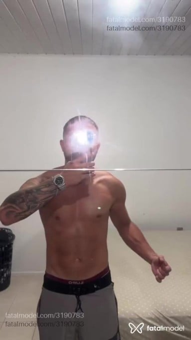 Acompanhante homem com cabelo castanho de olhos castanhos em Virtual - Daniel
