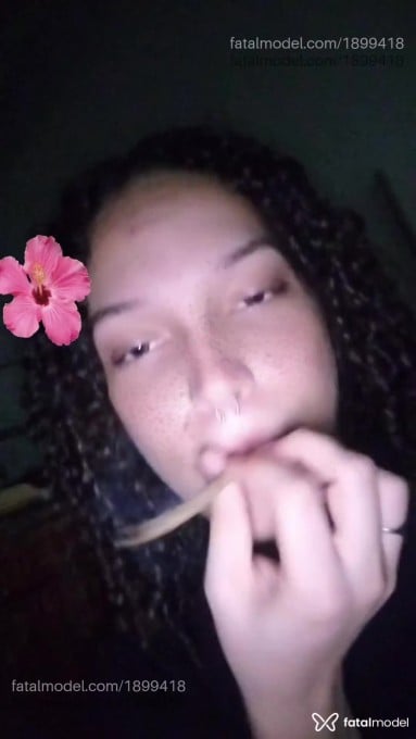 Acompanhante mulher trans com cabelo castanho de olhos pretos - Lara Acompanhante mulher trans com cabelo castanho de olhos pretos - Lara